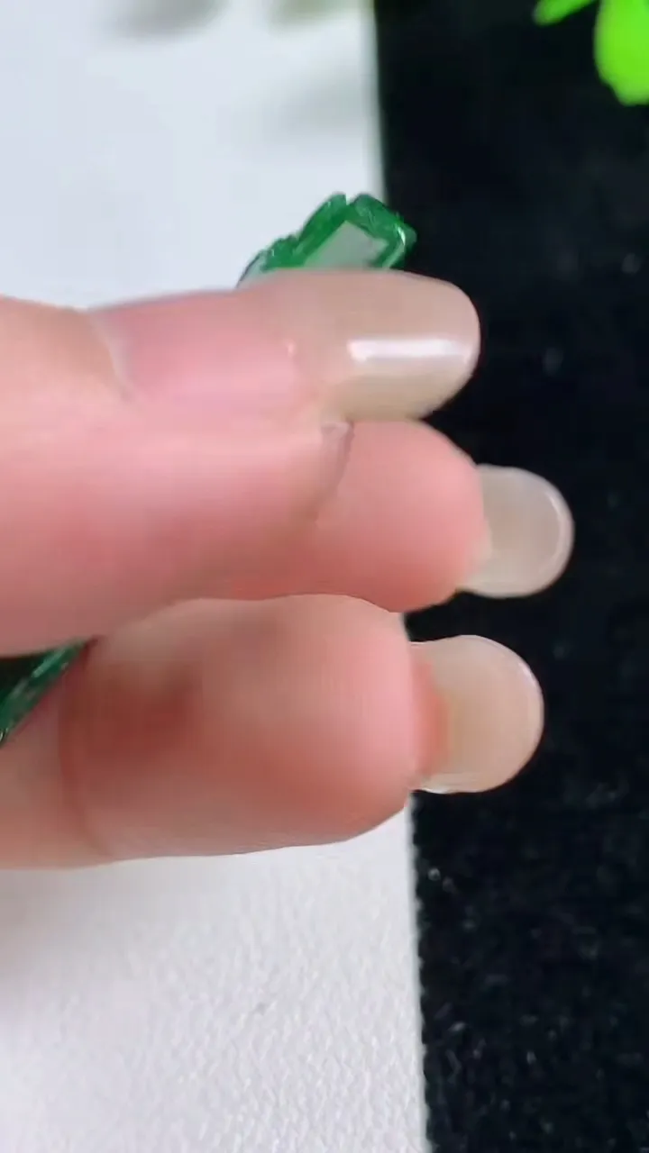 天然A货翡翠山水牌吊坠，尺寸42.3-21.4-6.3，重量:15.20g
9月17日