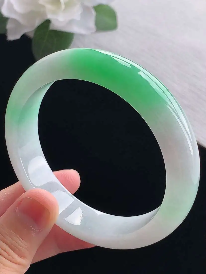 a货翡翠老坑冰种飘绿正装正圈手镯59-60大圈口  尺寸59×13.6×8.3mm 重量68.28g 0916