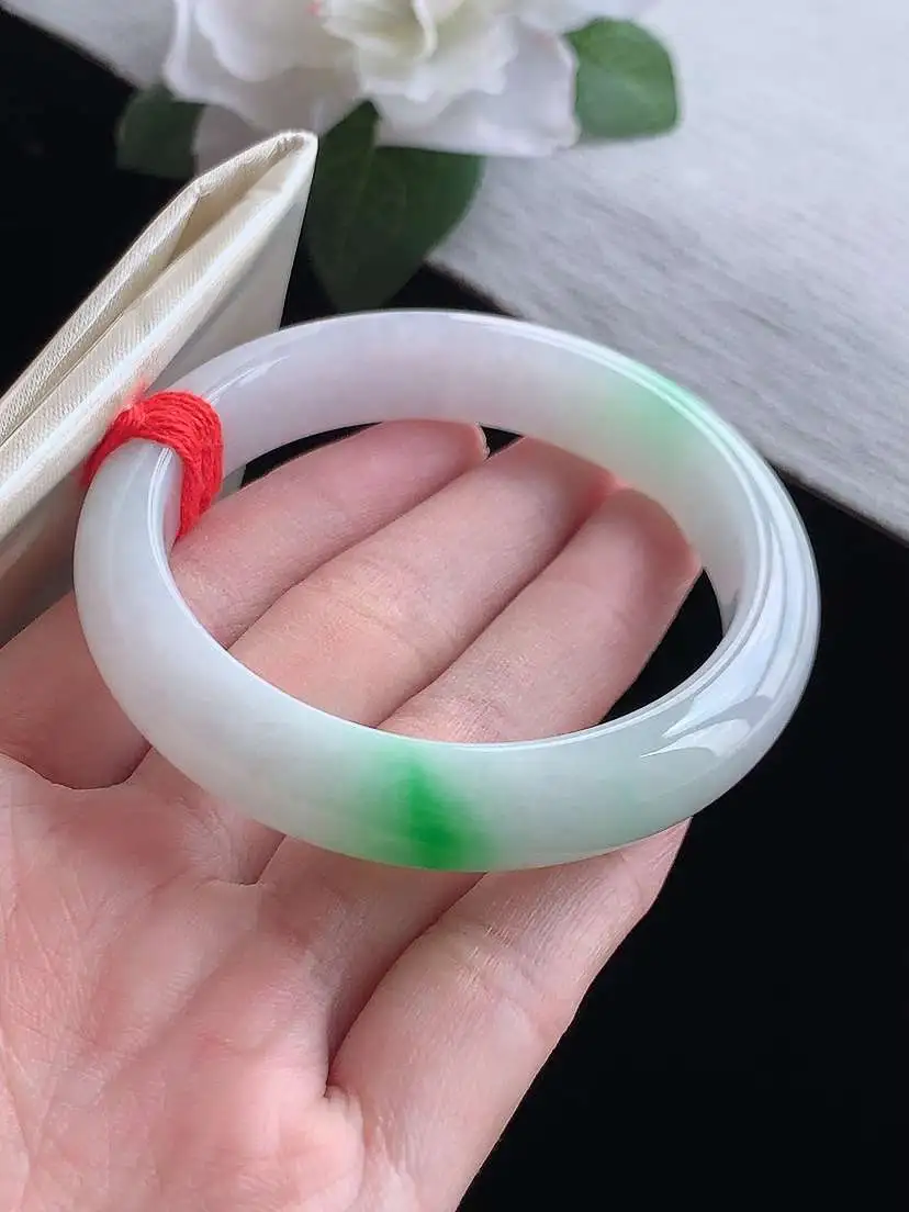 a货翡翠老坑冰种飘阳绿正装正圈手镯52-53小圈口，尺寸52.6×11.4×7.5mm 0916