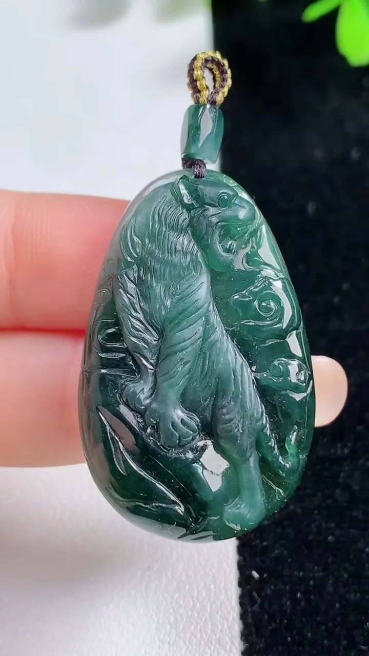 天然A货翡翠生肖虎吊坠，尺寸38-24.4-6，重量:10.92g
9月17日