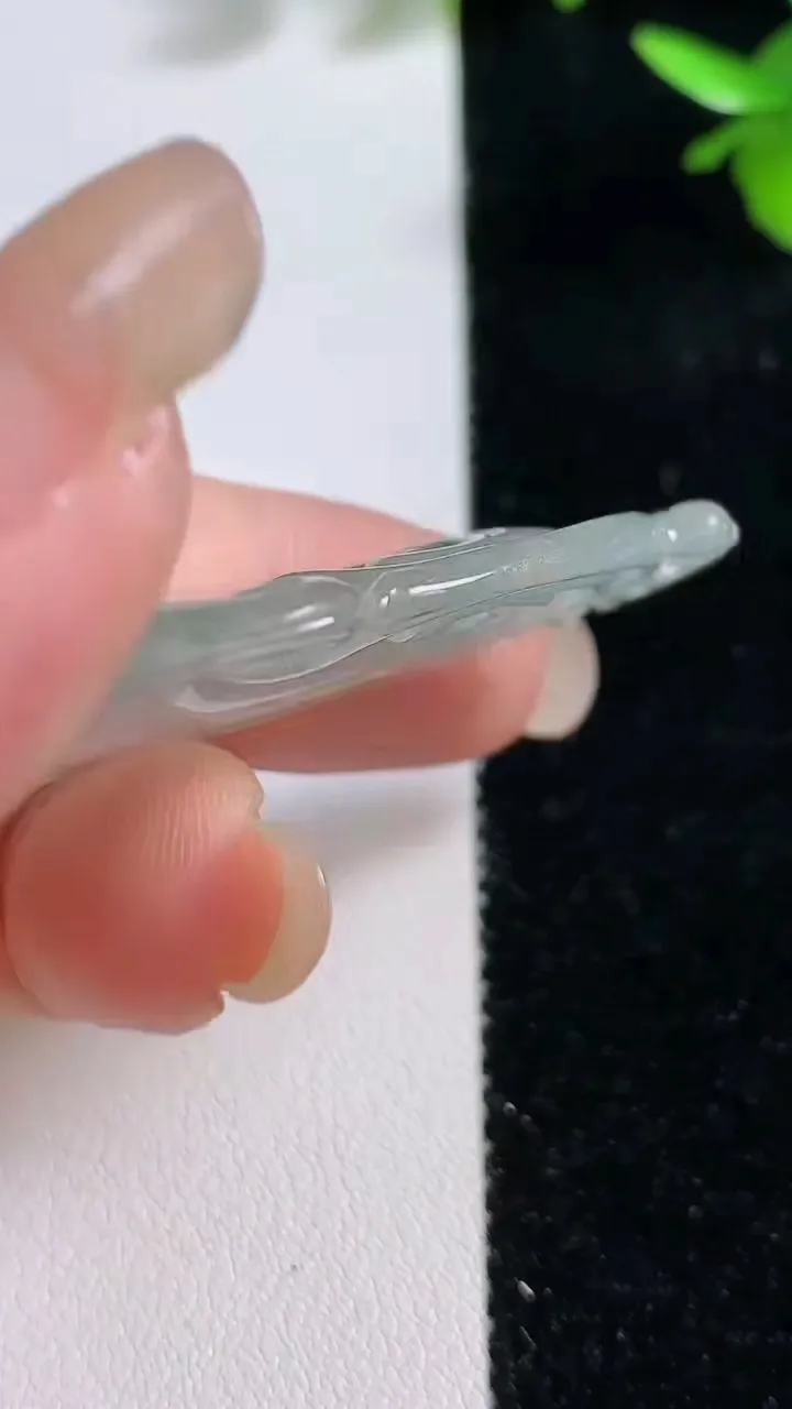 天然A货翡翠冰种飘花如意吊坠，尺寸48-26-5.5，重:10.77g
9月17日
