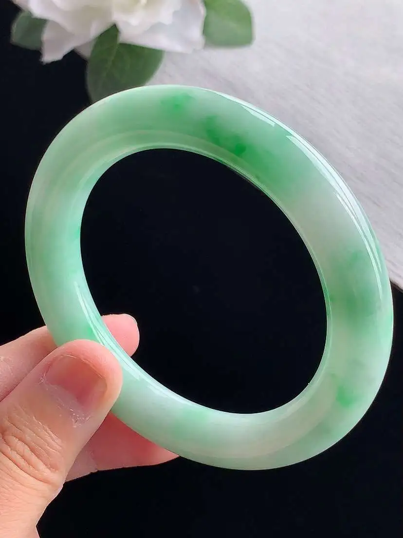 a货翡翠老坑冰种飘绿圆条手镯55-56圈口  尺寸55×10.6mm 重量61.32g 0916