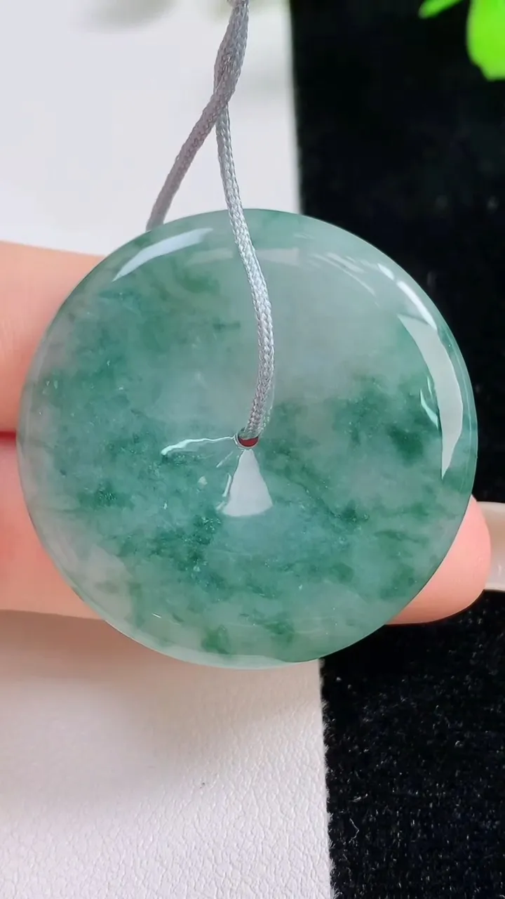 天然A货翡翠飘花平安扣吊坠，尺寸37.6-5.3，重量:16.87g
9月17日