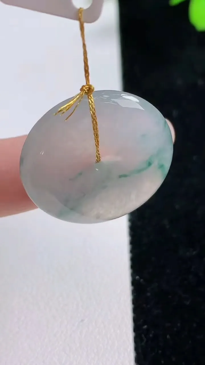 天然A货翡翠冰种飘花平安扣吊坠，尺寸25.3-5，重量:7.00g
9月17日