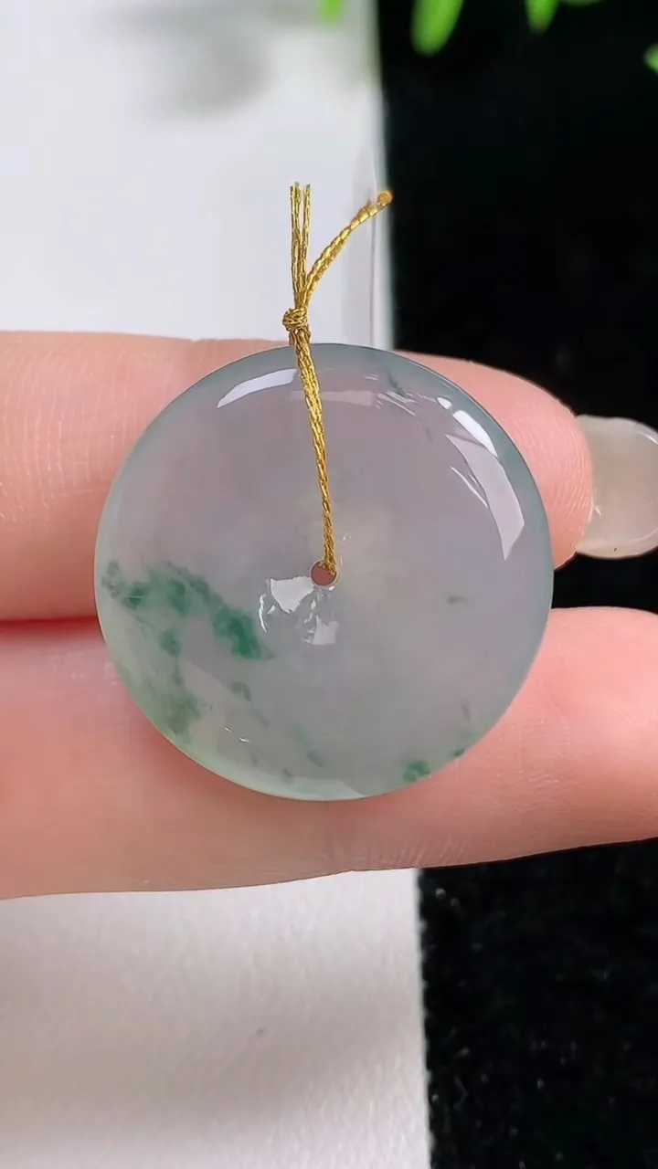 天然A货翡翠冰种飘花平安扣吊坠，尺寸23.7-4.8，重量:6.06g
9月17日
