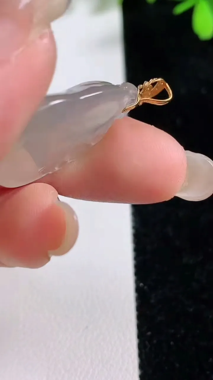 天然A货翡翠福瓜吊坠，尺寸26.4-18-6.2，重量:5.26g
9月17日