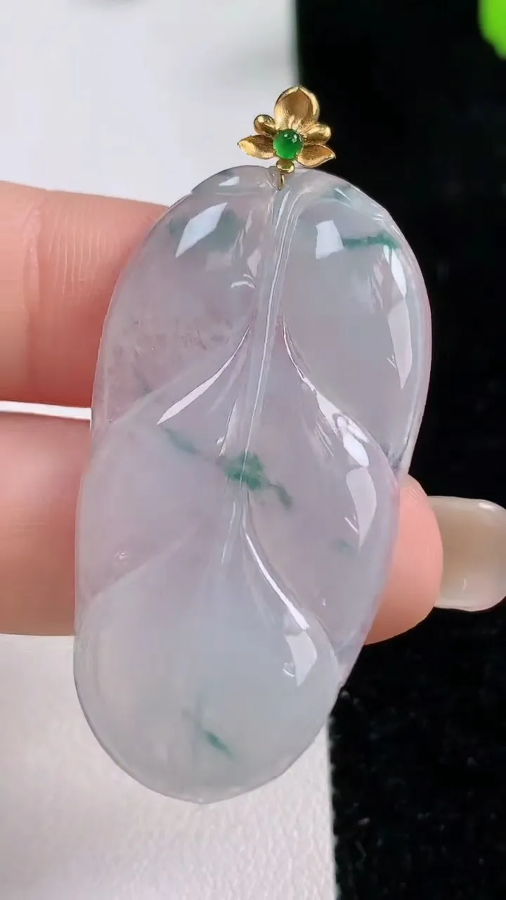 天然A货翡翠种飘花金枝玉叶 叶子吊坠，尺寸42.3-22.3-3.3，重量:6.63g
9月17日