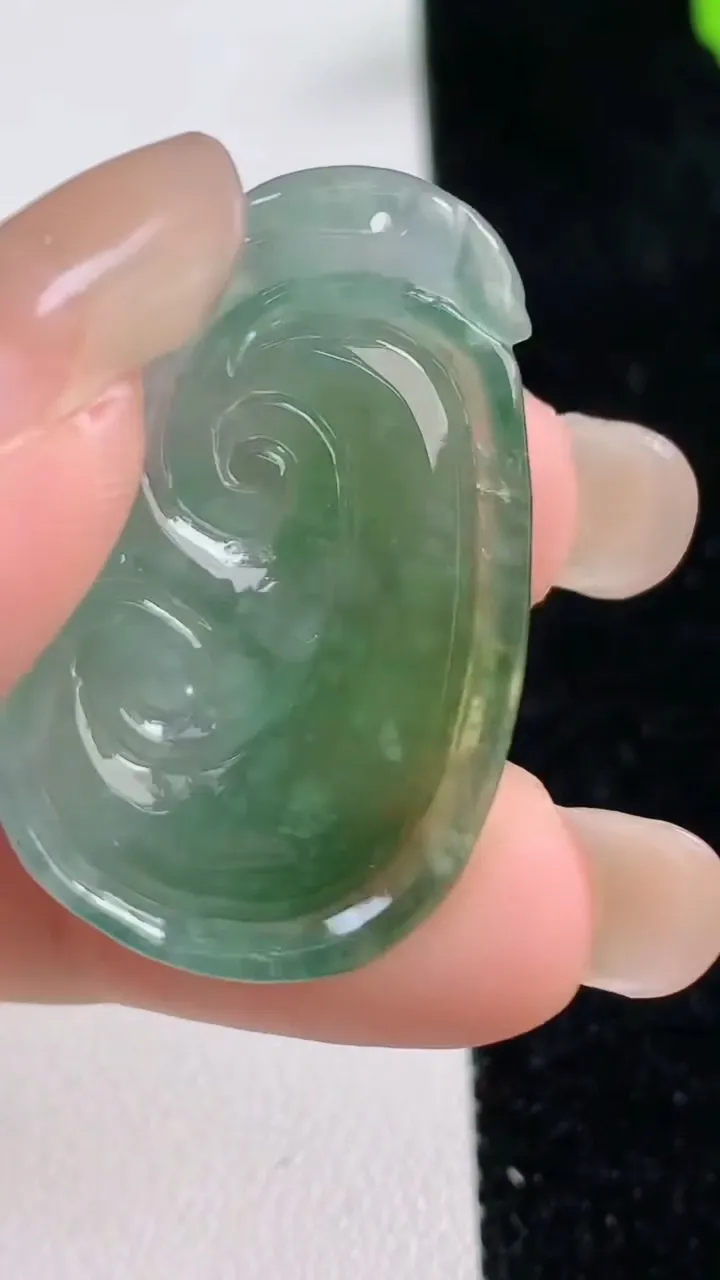 天然A货翡翠如意吊坠，尺寸33.2-21-5.7，重量:7.89g
9月17日