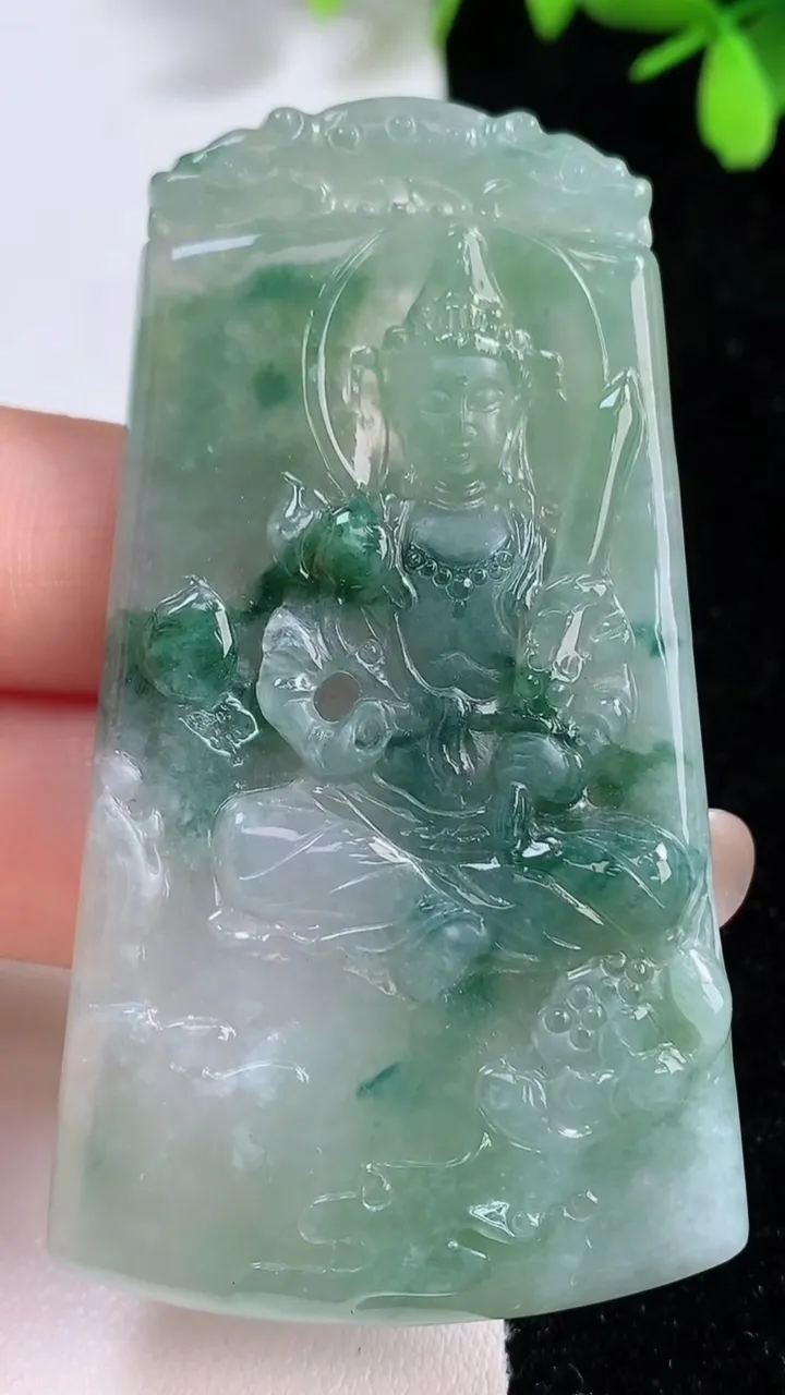 天然A货翡翠飘花虚空藏菩萨吊坠，尺寸66.2-36.3-5.3，重量:29.05g
9月17日