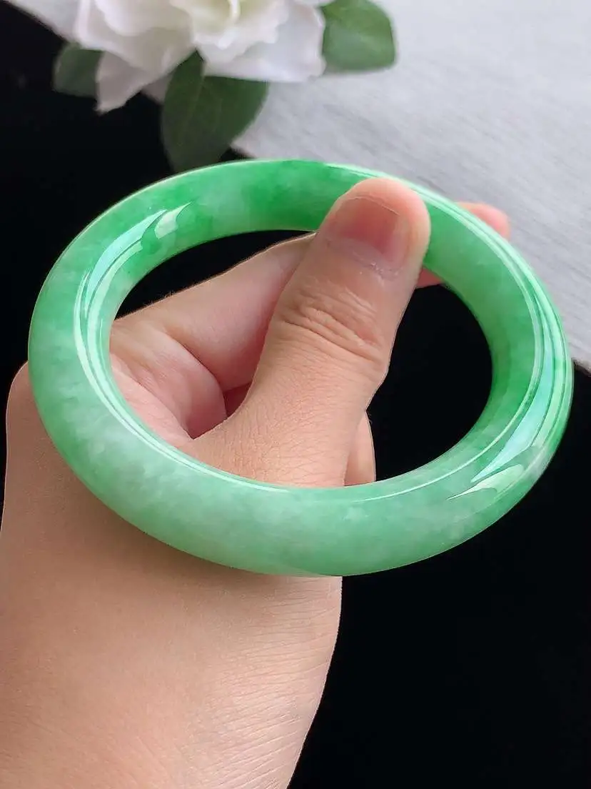 a货翡翠老坑冰种飘绿圆条手镯55-56圈口，尺寸55.5×10.7mm 重量67.60g 0916