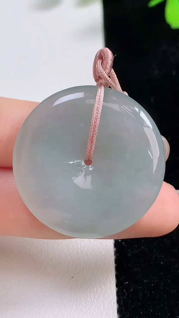 天然A货翡翠平安扣吊坠，尺寸32.4-4.5，重量:11.14g
9月17日