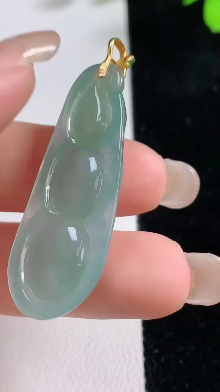 天然A货翡翠福豆吊坠，尺寸42.8-15.8-6，重量:7.03g
9月17日