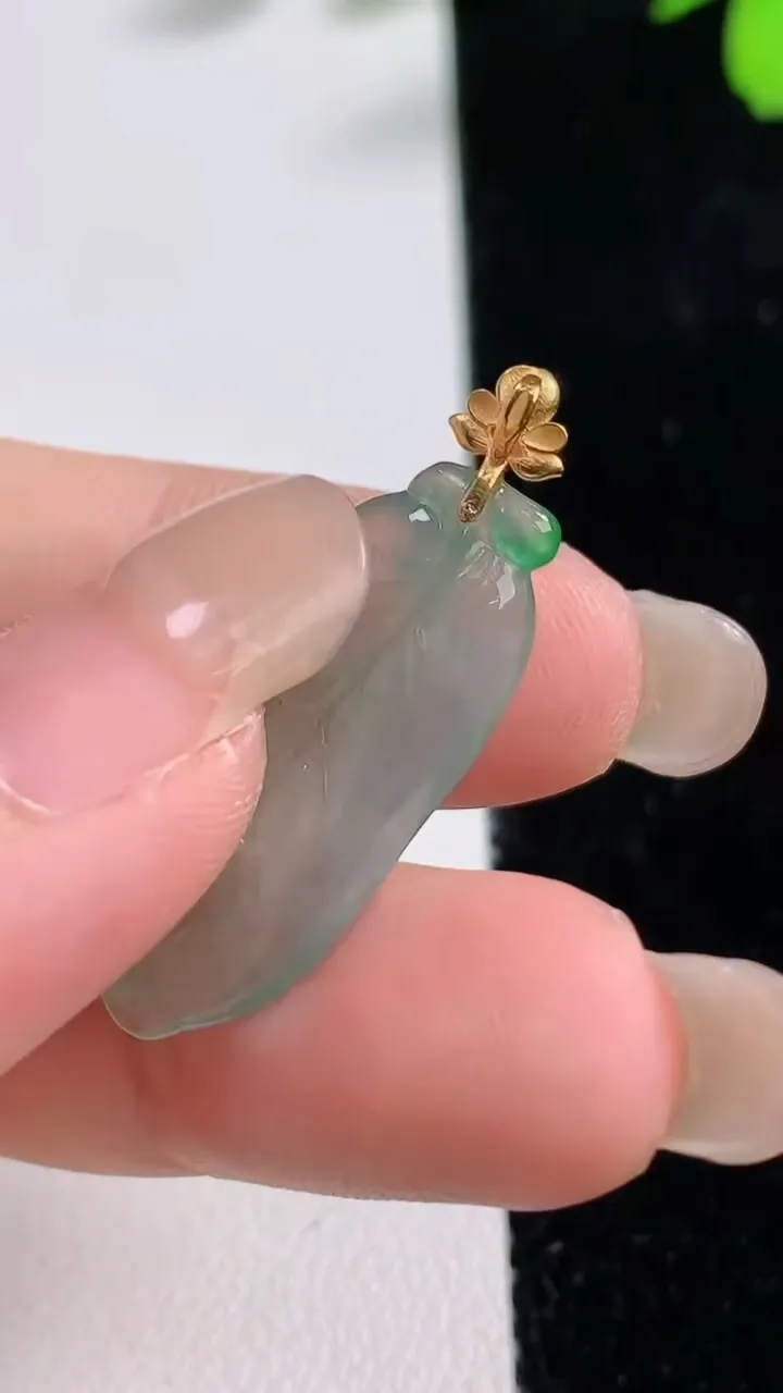 天然A货翡翠金枝玉叶 叶子吊坠，尺寸27.7-11.8-4，重量:2.80g
9月17日
