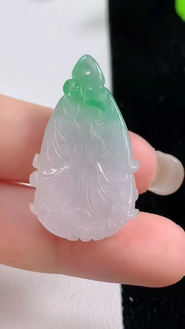 天然A货翡翠白菜吊坠，尺寸33.6-19.8-5.3，重量:6.53g
9月17日