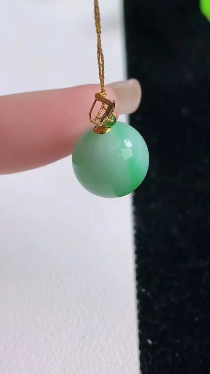 天然A货翡翠圆珠吊坠，尺寸12，重量:3.26g
9月17日