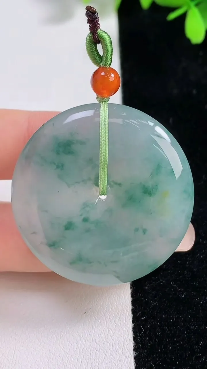 天然A货翡翠冰种飘花平安扣吊坠，尺寸38.8-6.7，重量:22.14g
9月17日