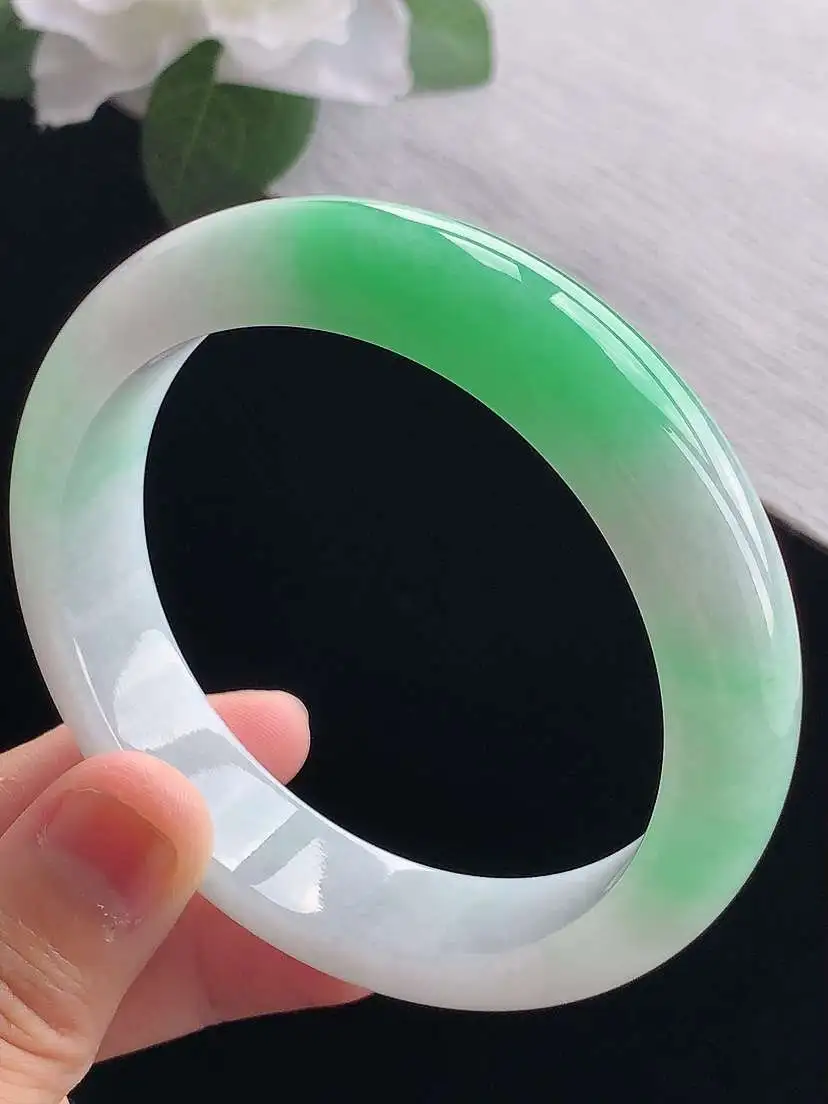 a货翡翠老坑冰种飘绿正装正圈手镯59-60大圈口  尺寸59×13.6×8.3mm 重量68.28g