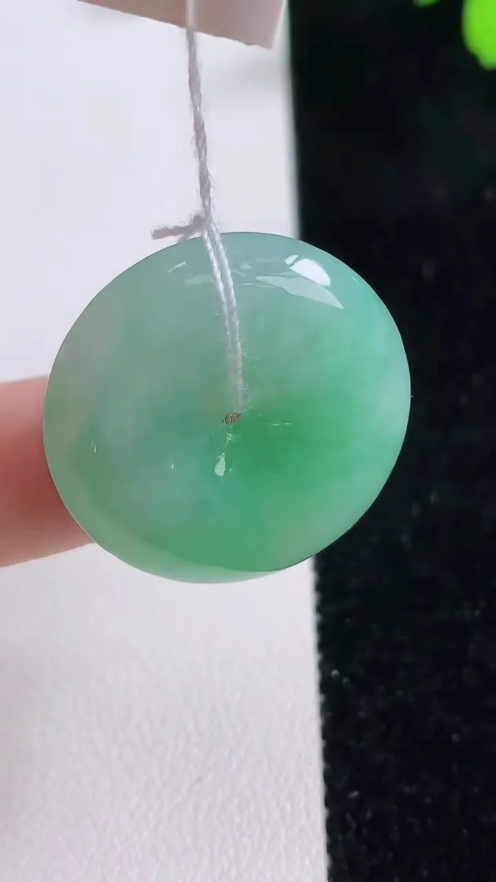 天然A货翡翠平安扣吊坠，尺寸26.3-6.3，重量:8.84g
9月17日