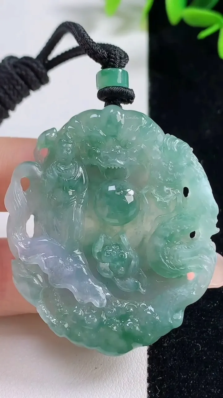天然A货翡翠种飘花祥龙观音菩萨吊坠，尺寸48.3-41.5-6.7，重量:29.57g
9月18日