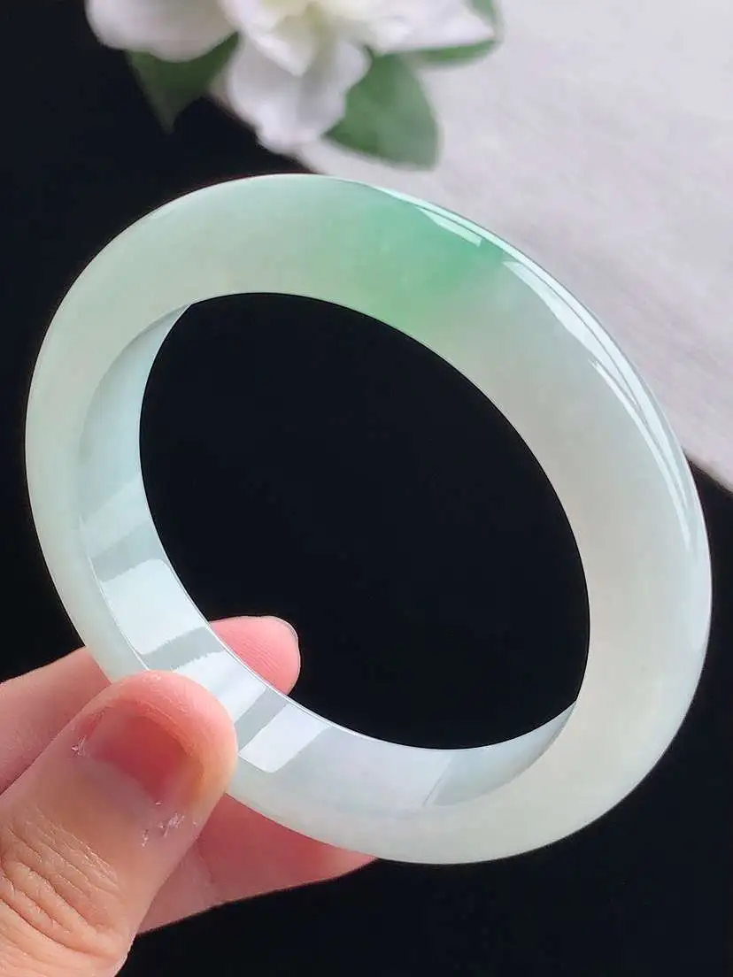 a货翡翠老坑冰种飘绿正装正圈手镯54-55圈口  尺寸54×12.2×8.6mm 重量57.96g 