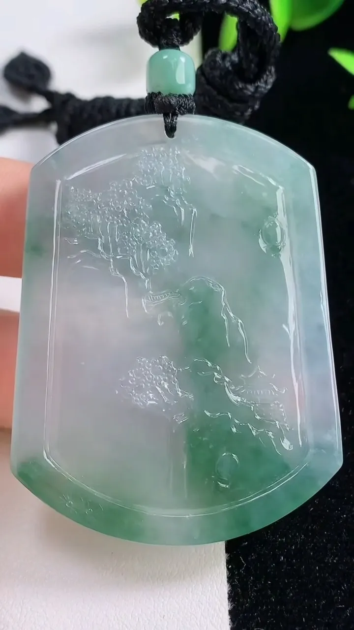 天然A货翡翠种飘花山水牌吊坠，尺寸55-42-5.2，重量:34.26g
9月18日