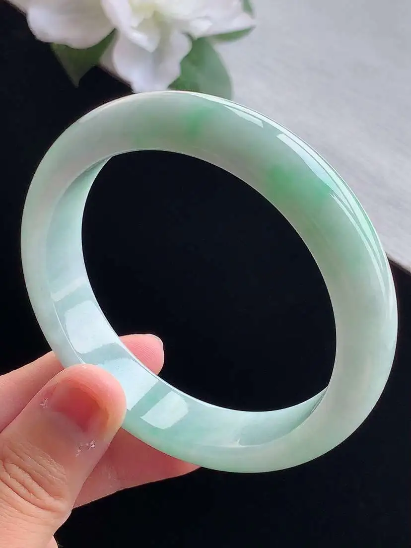 a货翡翠老坑冰种飘绿正装正圈手镯58-59圈口  尺寸58.3×13.5×8mm 重量62.22g 