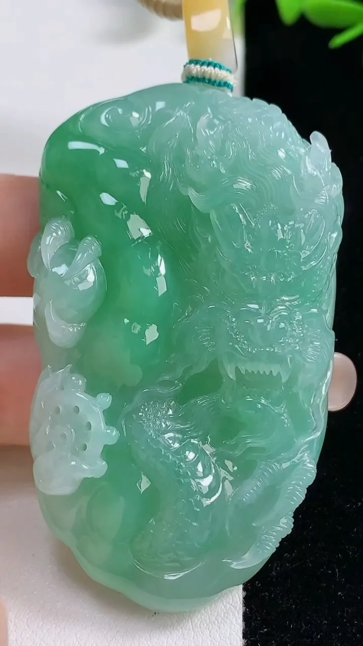 天然A货翡翠龙牌吊坠，尺寸64-39.5-14，重量:66.71g
9月18日