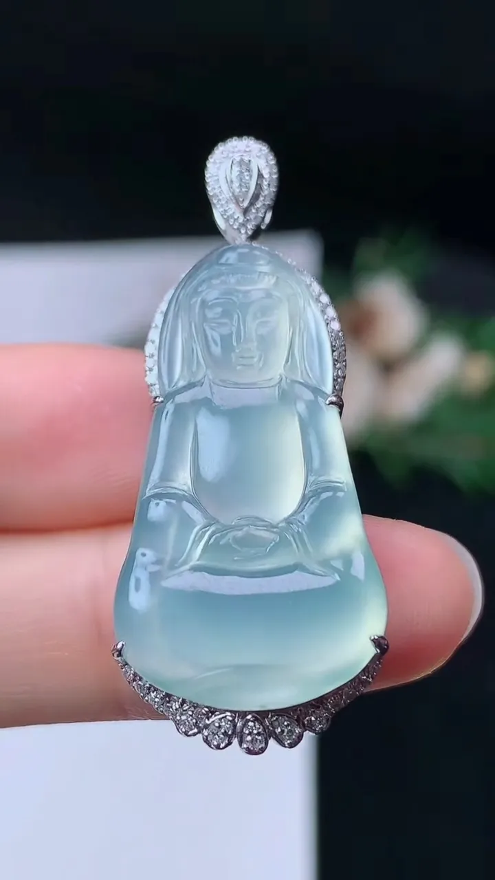 天然A货翡翠白冰素衣观音吊坠，尺寸41.8-30.7-17-6.6，重量:5.77g
9月18日