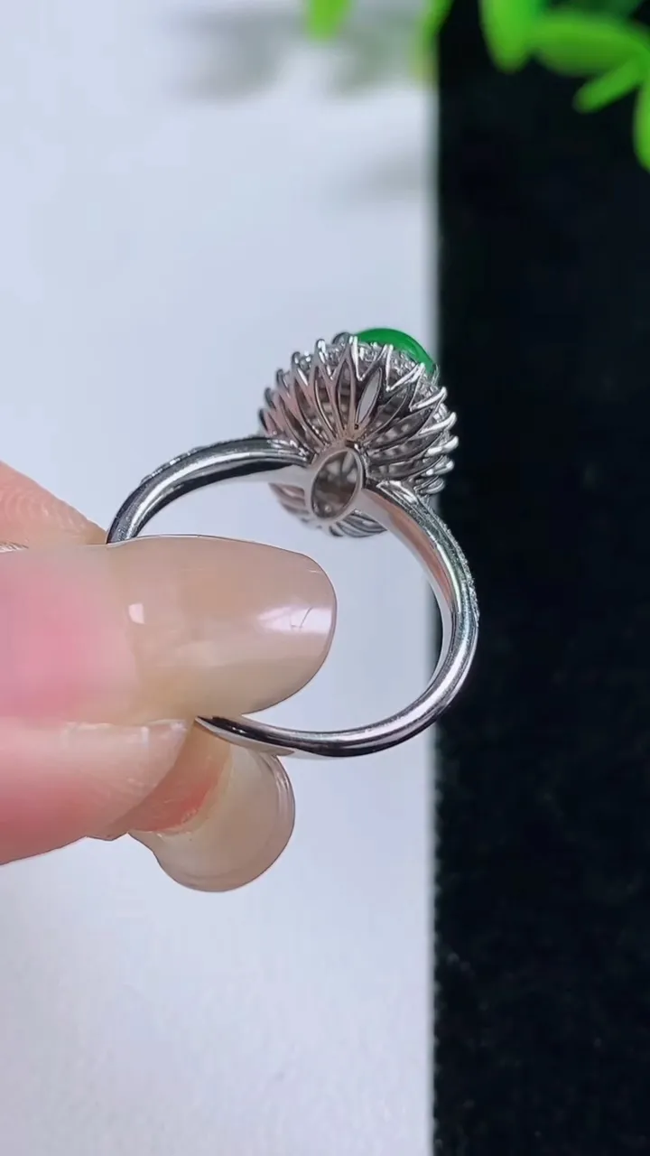 天然A货翡翠蛋面戒指，尺寸18.8-11.8-7.8，重量:4.00g2025年9月18日
工厂直销收藏佳品,种好水足，色泽均匀，有种有色，上手高大气！