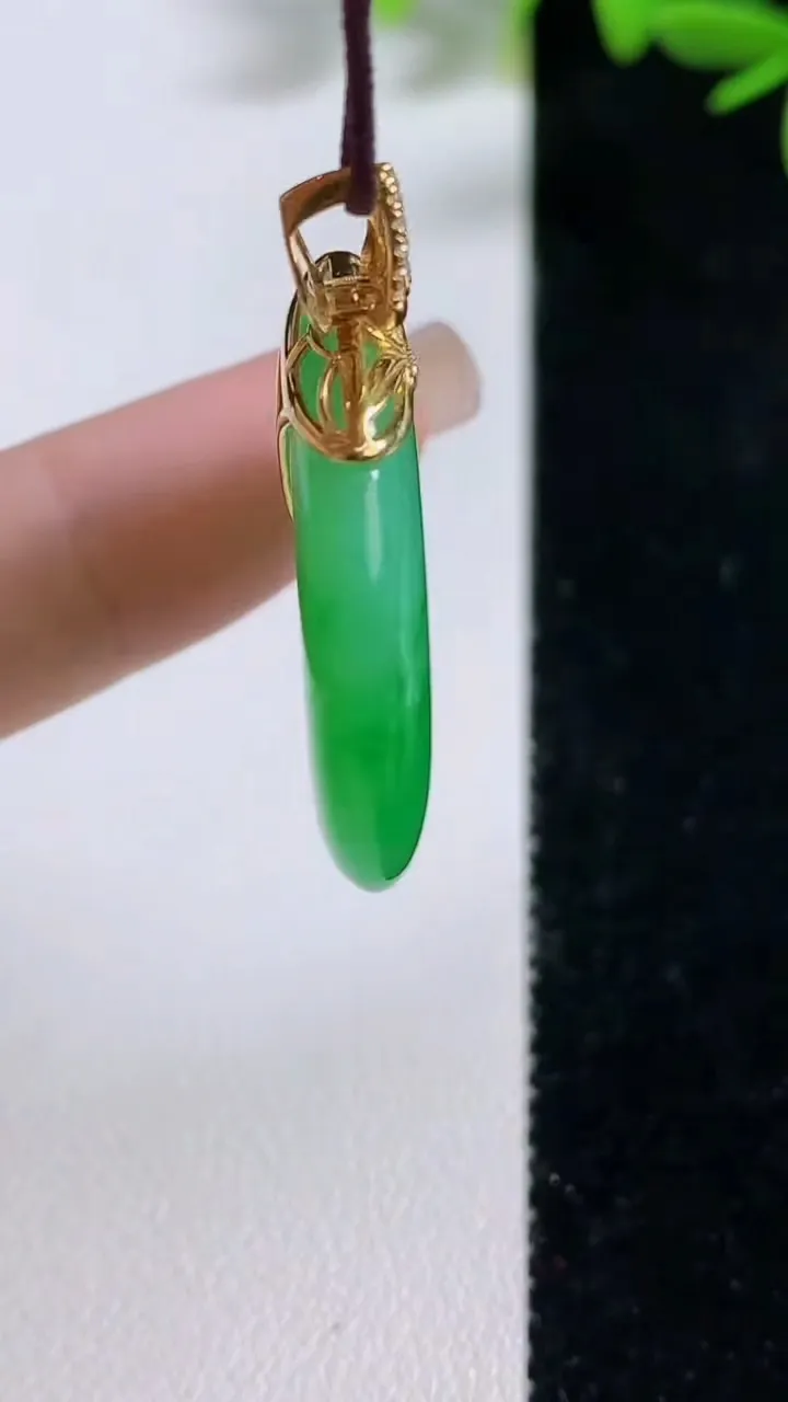 天然A货翡翠平安扣吊坠，尺寸28.6-5.3，重量:10.40g
9月18日