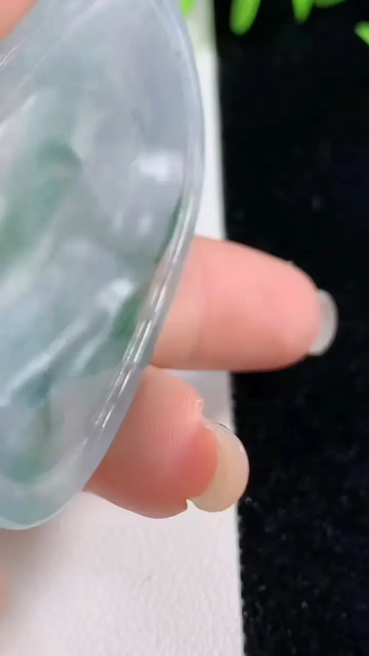 天然A货翡翠种飘花虚空藏菩萨吊坠，尺寸57.8-39.4-5，重量:28.86g
9月18日
