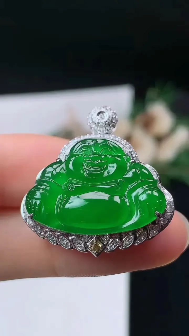 天然A货翡翠佛公吊坠，尺寸27.3-26.3-10.8，裸石16-23.2，重量:7.71g
9月18日