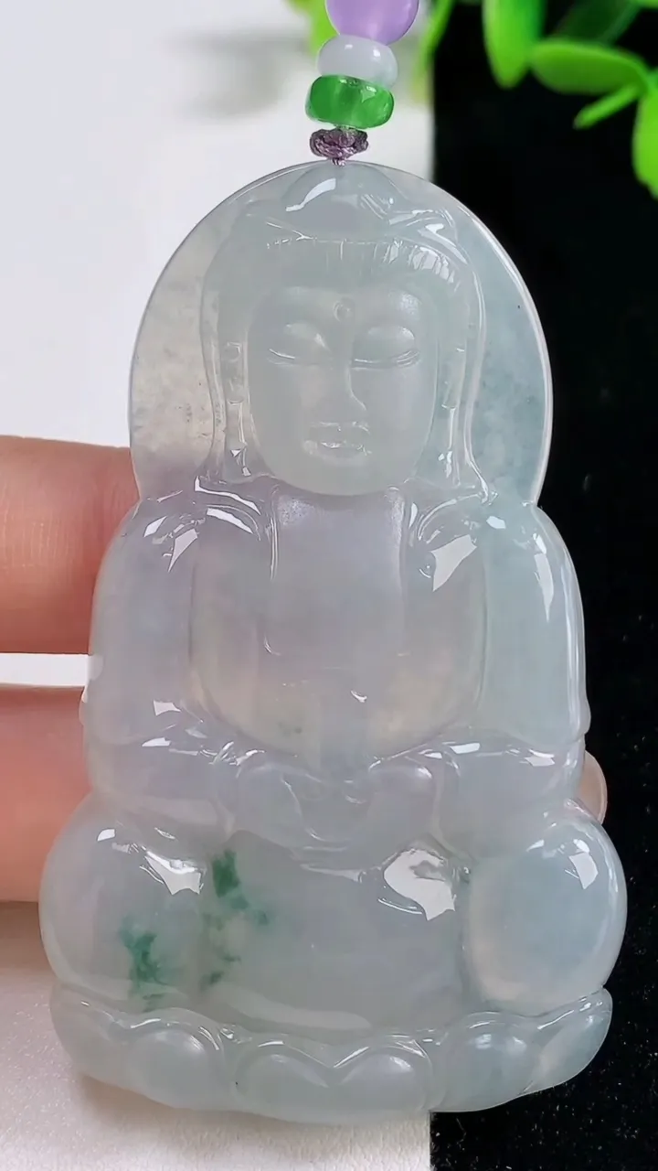 天然A货翡翠种飘花正装观音菩萨吊坠，尺寸67.3-41.3-5.8，重量:32.74g
9月18日