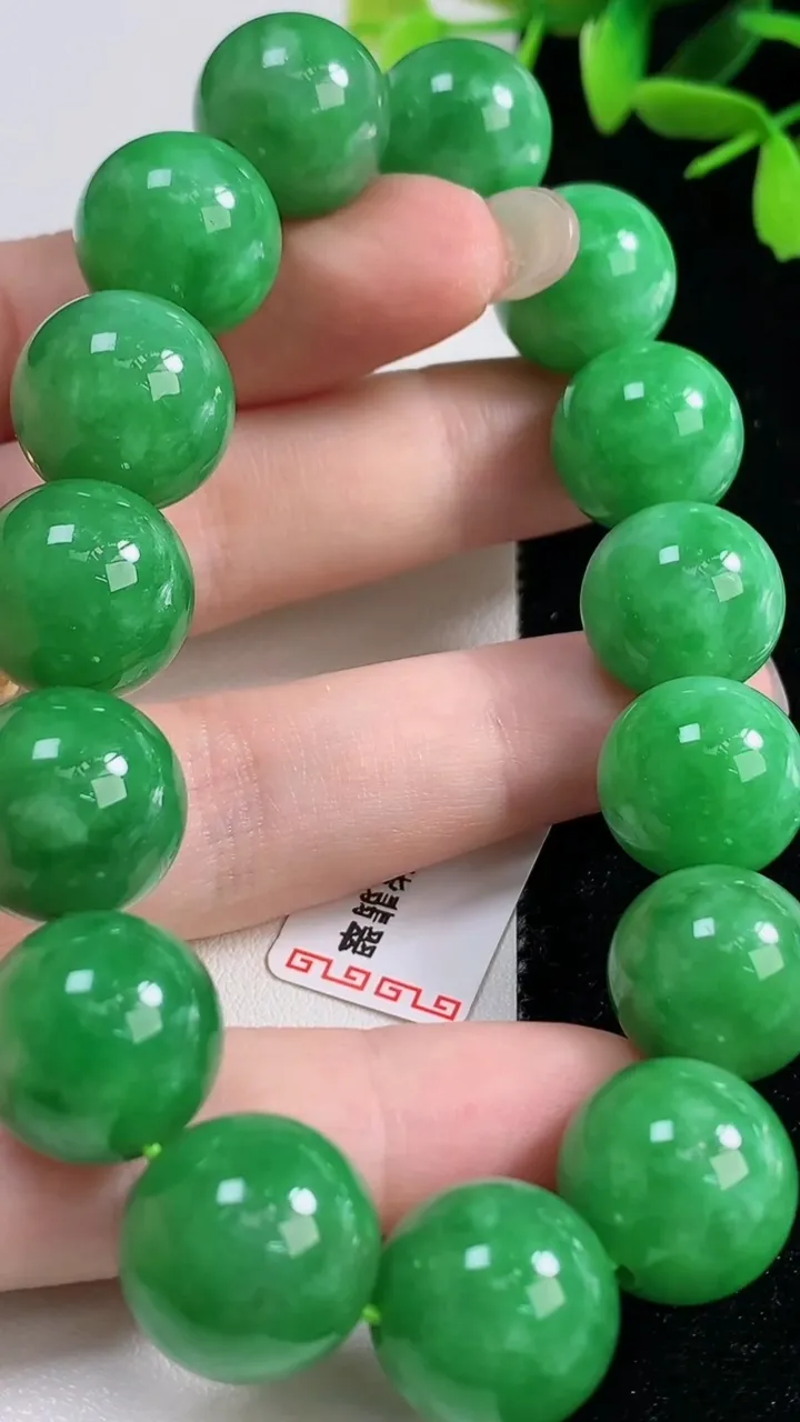 天然A货翡翠圆珠手串15颗，尺寸14.2，重量:75.90g9月18日
工厂直销收藏佳品,种好水足，