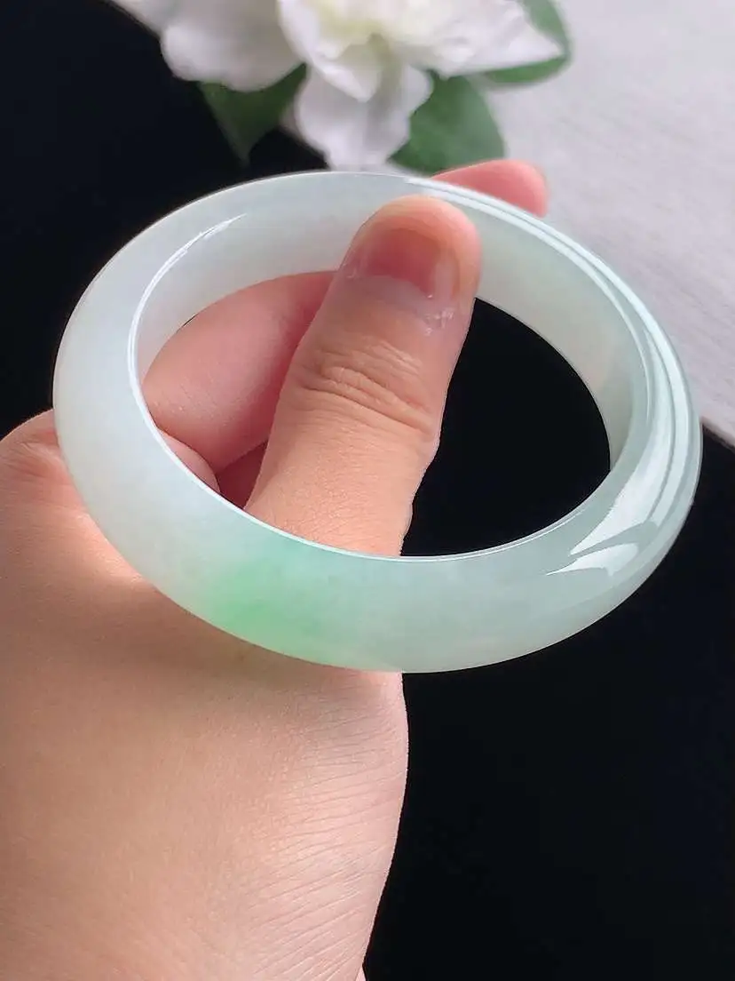 a货翡翠老坑冰种飘绿正装正圈手镯54-55圈口  尺寸54×12.2×8.6mm 重量57.96g 0917