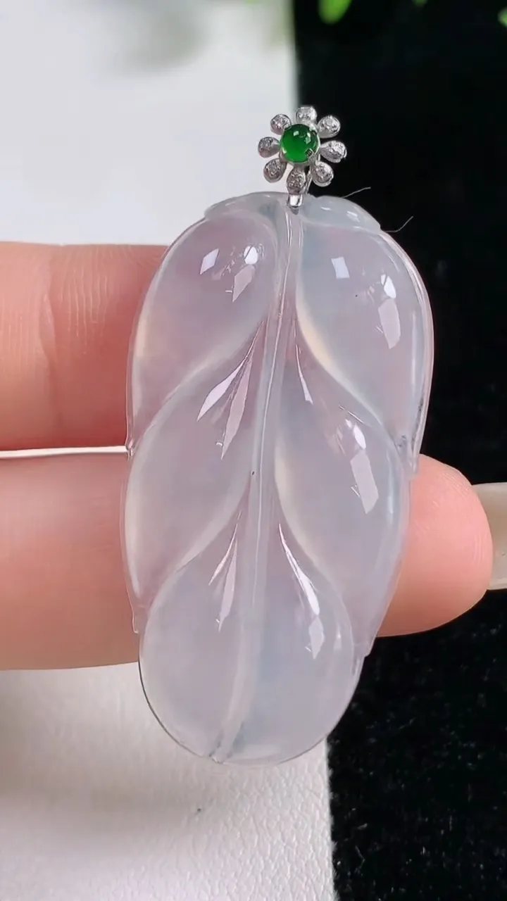 天然A货翡翠种白冰金枝玉叶 叶子吊坠，尺寸40.3-22-4.5，重量:8.30g
9月18日