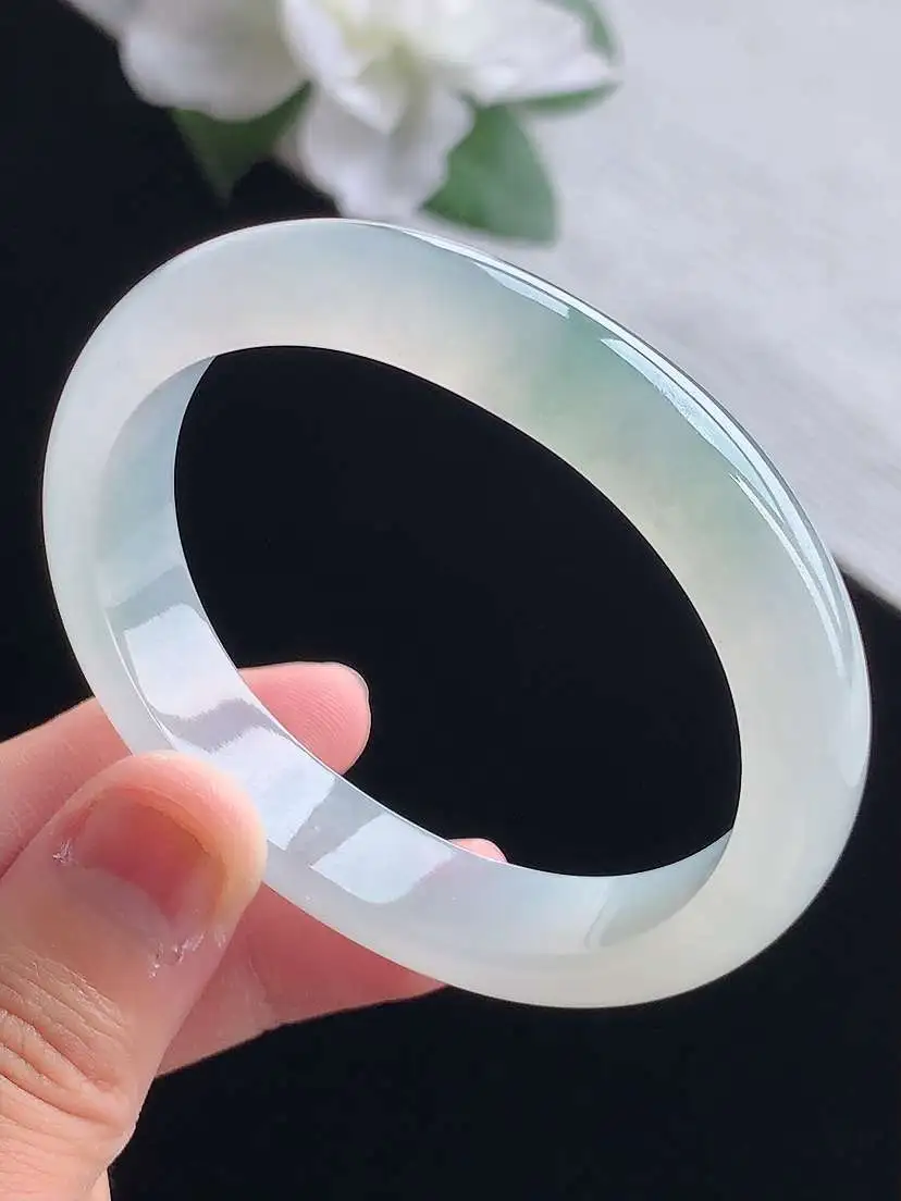 a货翡翠老坑冰种白月光贵妃手镯53-54圈口  尺寸53×46×11.8×6.8mm 重量41.26