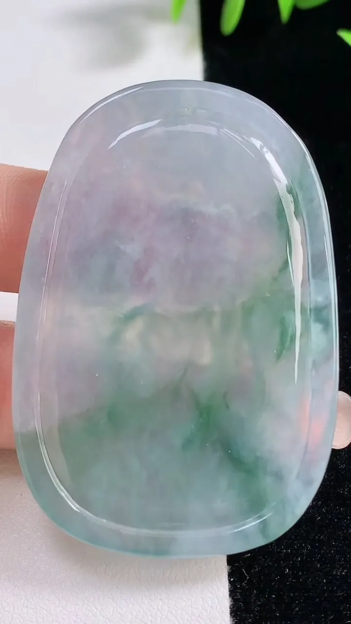 天然A货翡翠种飘花虚空藏菩萨吊坠，尺寸57.8-39.4-5，重量:28.86g
9月18日