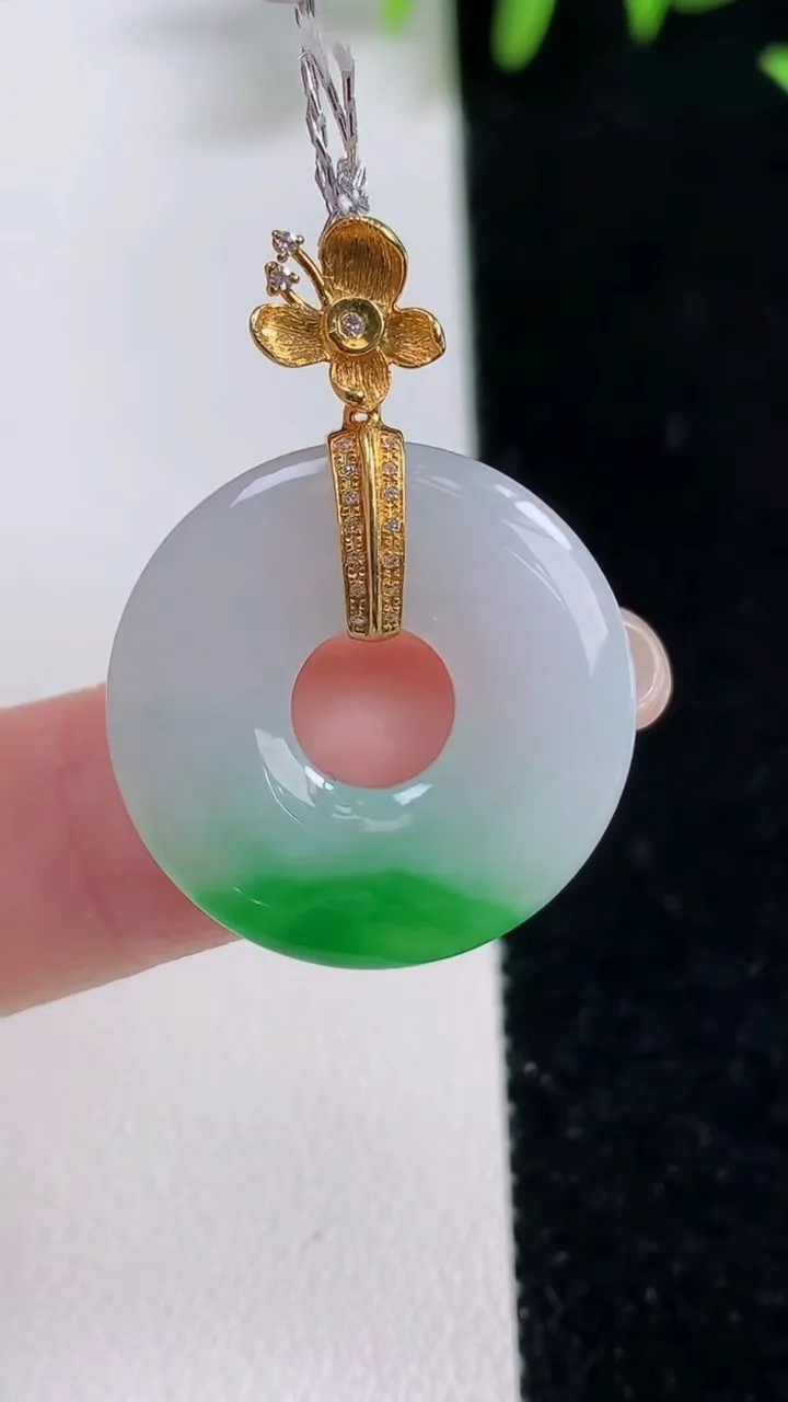 天然A货翡翠平安环吊坠，尺寸22.5-3.6，重量:4.42g
9月18日