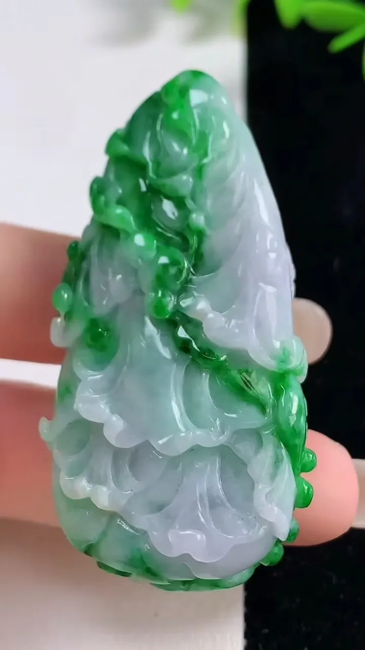 天然A货翡翠白菜吊坠，尺寸58-28.4-14.7，重量:36.93g
9月18日