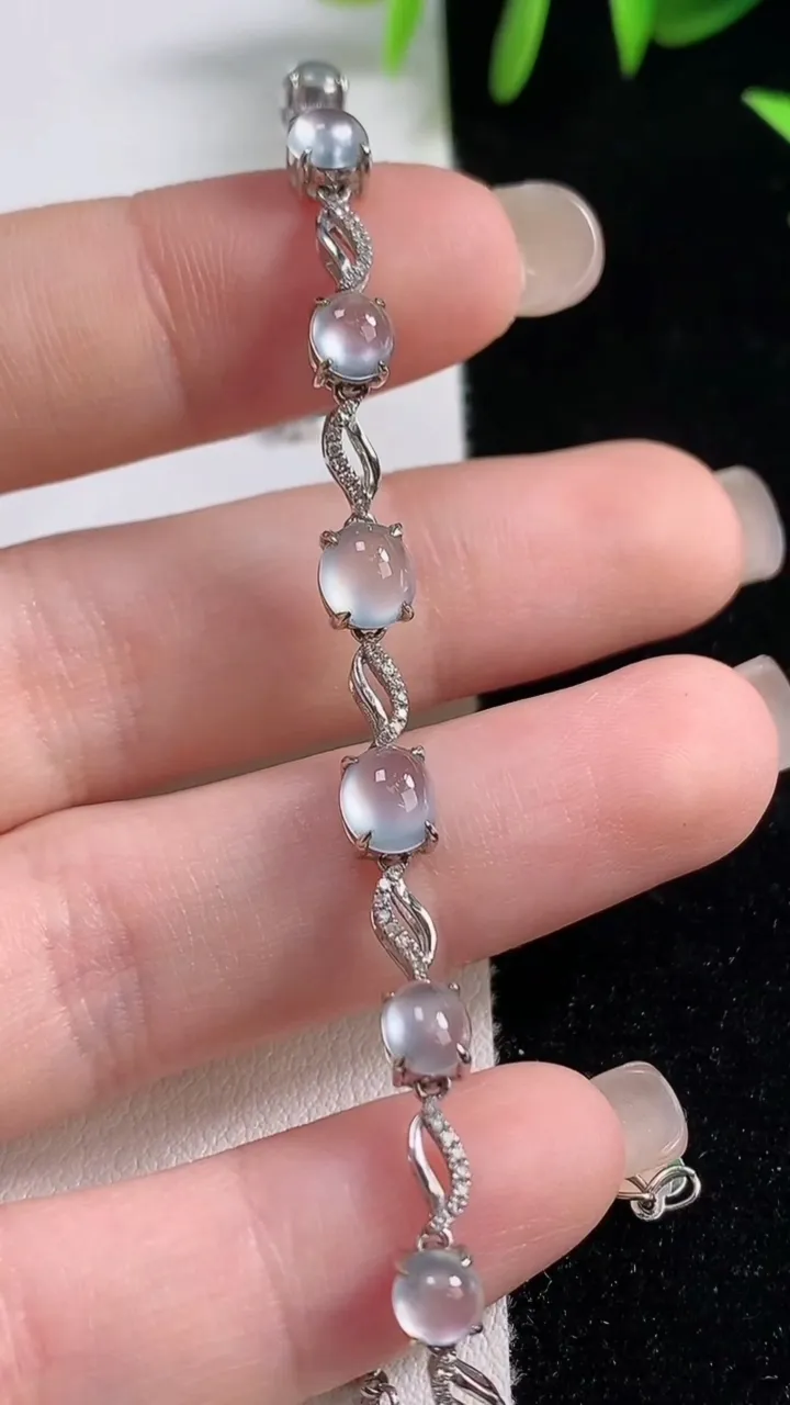 天然A货翡翠种白冰蛋面手链，尺寸6-5.3-5，重量:5.16g
9月18日
