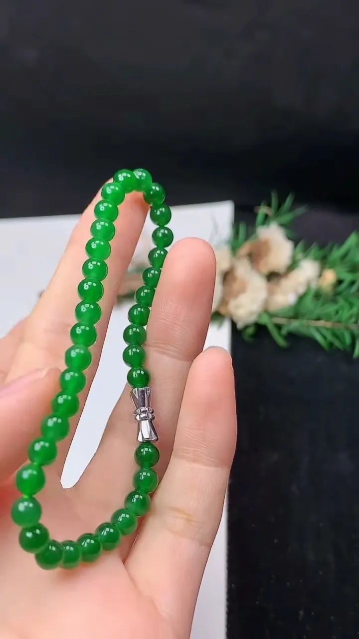 天然A货翡翠圆珠手串，尺寸5-36颗，重量:8.51g9月18日
工厂直销收藏佳品,种好水足，色泽均匀，有种有色，上手高大气！