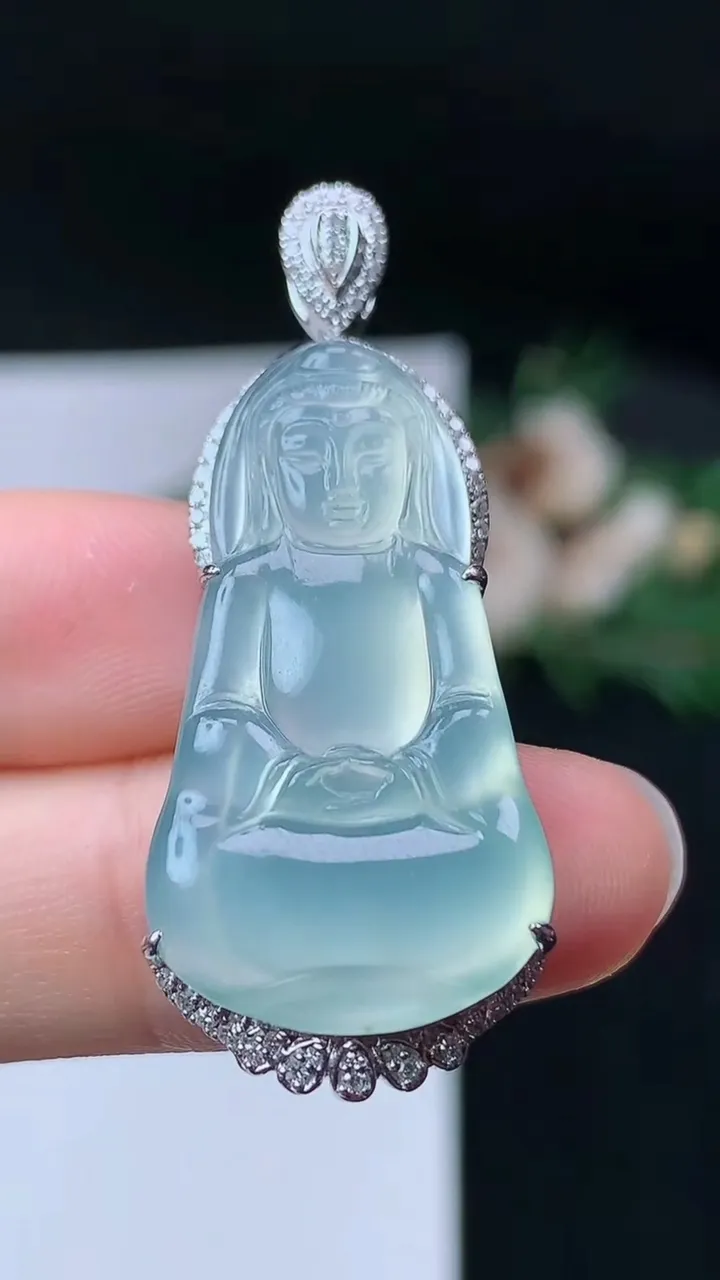 天然A货翡翠白冰素衣观音吊坠，尺寸41.8-30.7-17-6.6，重量:5.77g
9月18日