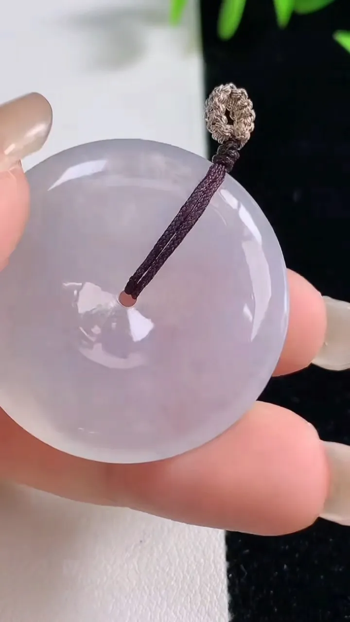 天然A货翡翠种白冰平安扣吊坠，尺寸34.3-5.8，重量:14.77g
9月18日