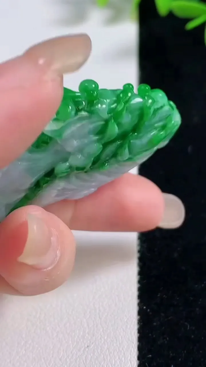 天然A货翡翠白菜吊坠，尺寸58-28.4-14.7，重量:36.93g
9月18日