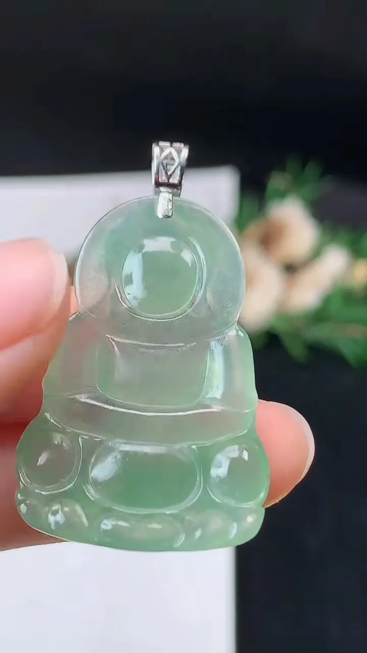 天然A货翡翠观音菩萨吊坠，尺寸35.2-23.8-4.6，重量:6.65g
9月18日