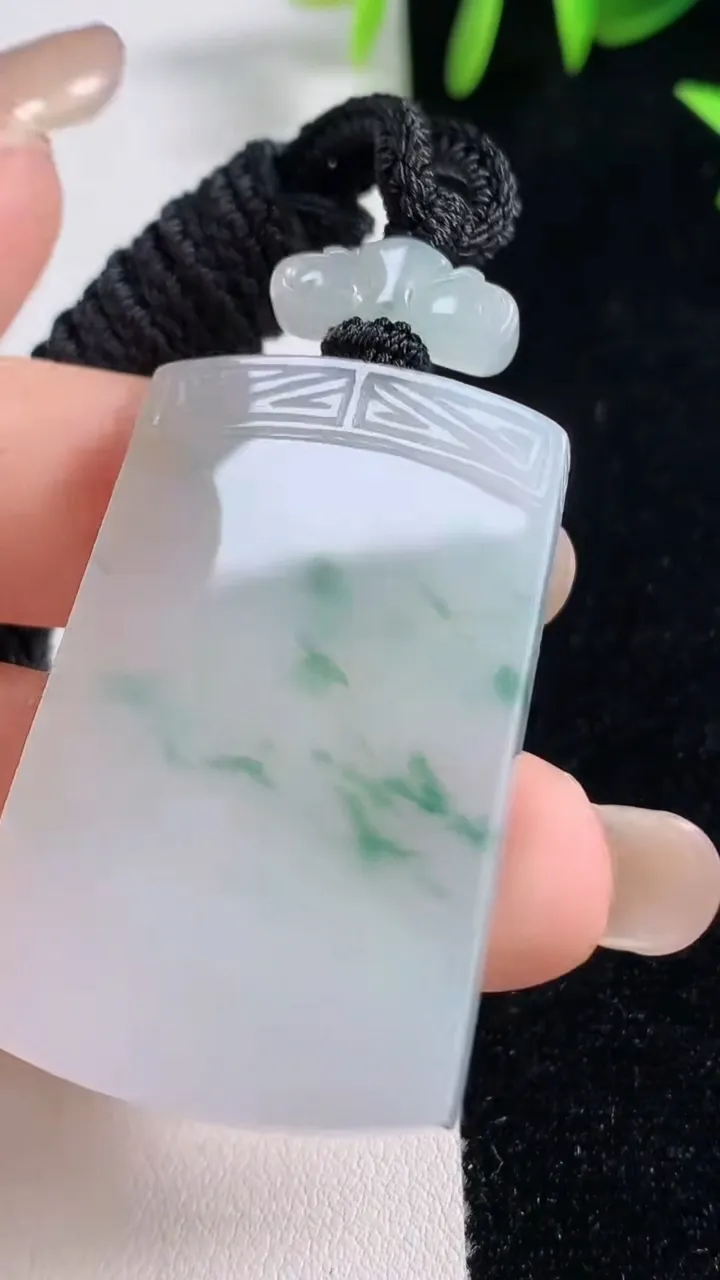天然A货翡翠冰种飘花无事牌吊坠，尺寸42.3-26.6-4.8，重量:20.92g
9月18日