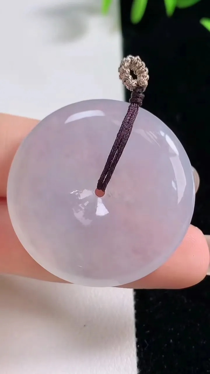 天然A货翡翠种白冰平安扣吊坠，尺寸34.3-5.8，重量:14.77g
9月18日
