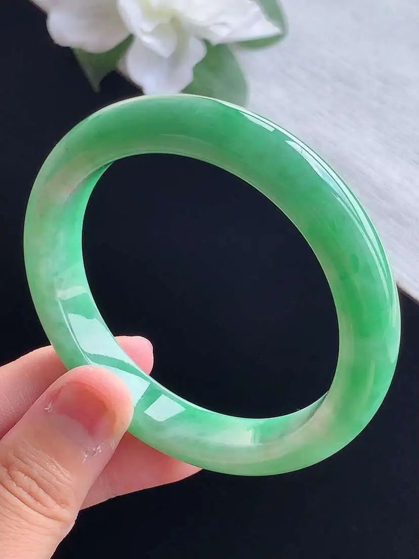 a货翡翠老坑冰润满绿正装正圈手镯55-56圈口  尺寸55.3×10.8×8.3mm 重量51.96g 0917
