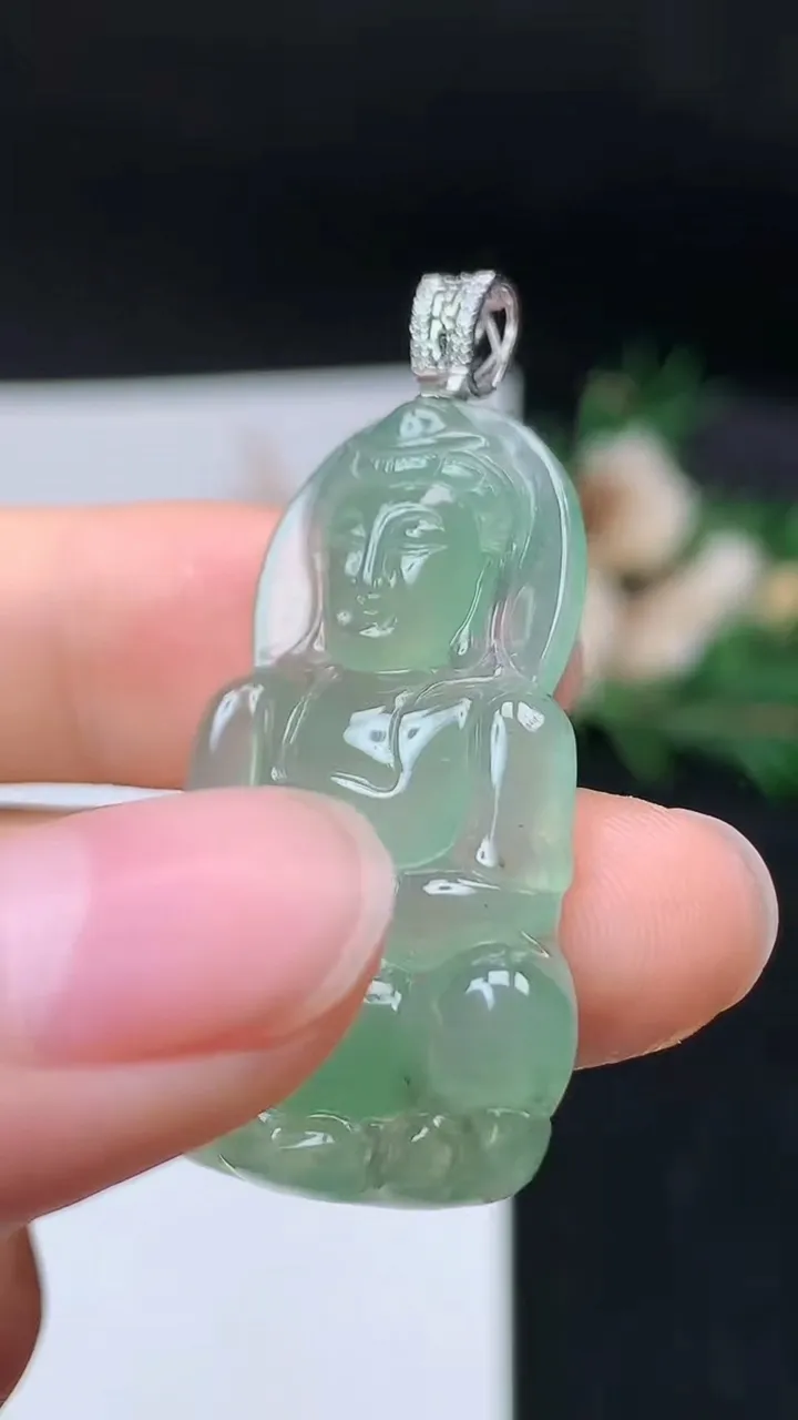 天然A货翡翠观音菩萨吊坠，尺寸35.2-23.8-4.6，重量:6.65g
9月18日